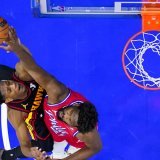 Joel Embiid (à droite) a brillé face aux Hawks vendredi KEYSTONE/AP/Chris Szagola